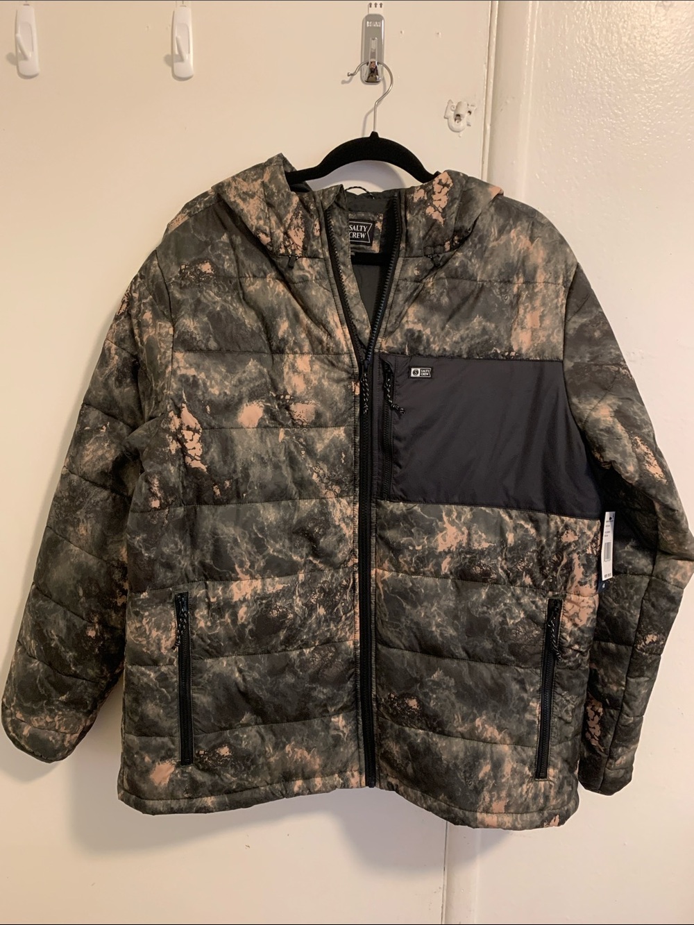 Men’s Salty Crew camo puffer jacket!